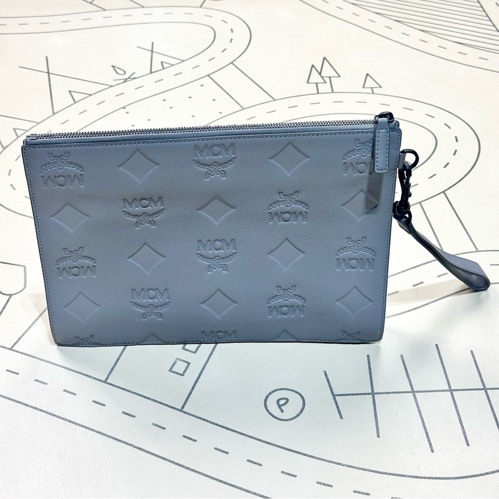 MCM Aren Wristlet Zip Pouch In Maxi Monogram Leather - Picture 5 of 9